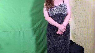 وقتی آیلین در اتاقِ تست لباس از خودِ فروشنده کمک میگیره/ Persian girl trying clothes