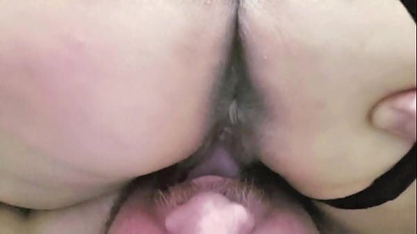 Empregada gozando na boca do patrão e patrão goza na empregada no 69. Foi lambida e chupada até não aguentar.