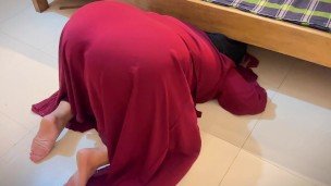Hot Aunty Stuck Under Bed & Undress Her Big Ass When She Try To Act of Maid in Arab Hotel By Clean