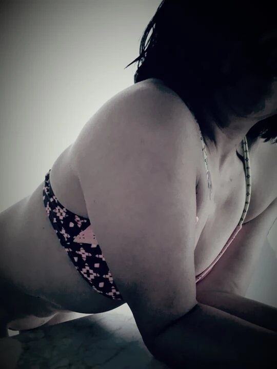 Hot whore Dulceivanka rubs her clit