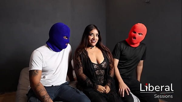 Hotwife cogiendo con dos chicos enfrente de su esposo cornudo