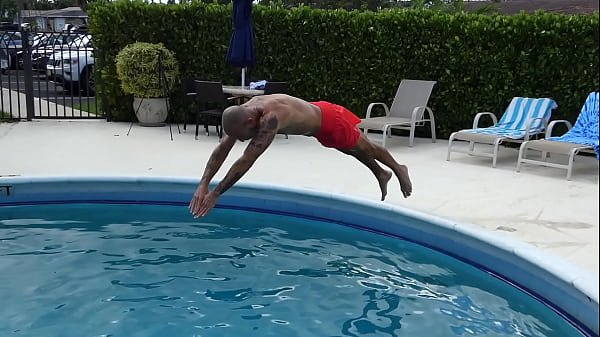 MAXXX LOADZ LOVES TO KEEP FIT & BE OUTDOORS ON A SUNNY DAY SWIMMING IN THE POOL