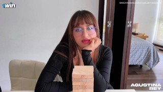 Mi novia salio y su amiga aprovecha para follar conmigo mientras no esta