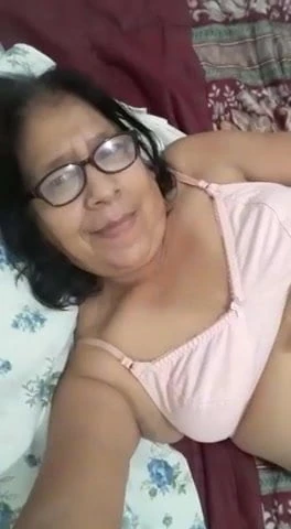 MI SUEGRA LUI EN SU CAMITA