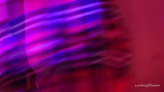 mon voisin débarque pendant que je me caresse et me prend sur le bureau