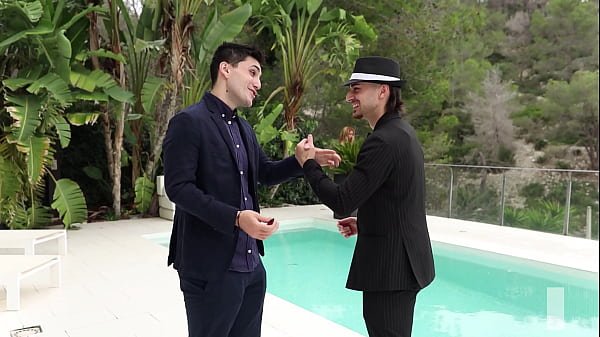 NOS FOLLAMOS A LA SIRVIENTA DE LA CASA, SE PONE CERDA AL CHUPAR DOS POLLAS – LUNA BLACK