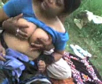 PARK ME DESI BENGALI BOUDI BIG BOOBS PRESSING IN HER BF.