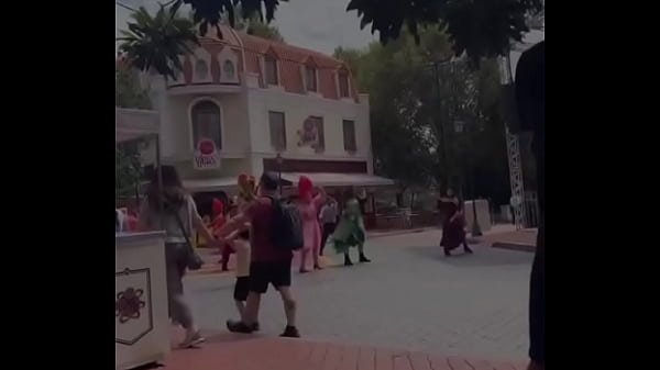 patroa e eu comemorando o aniversário dela no Hopi Hari e secando a dançarina