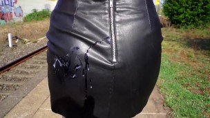 Public Teeny-Lederarsch Besamungs Dirtytalk unter freiem Himmel