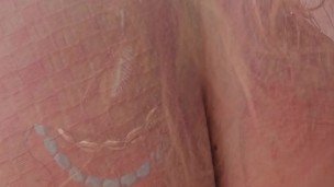 Se refresca su concha con cerveza .