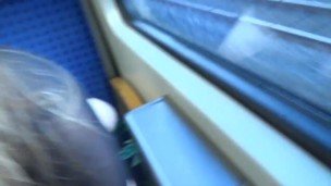 Sie fängt mitten in der S-Bahn an zu blasen