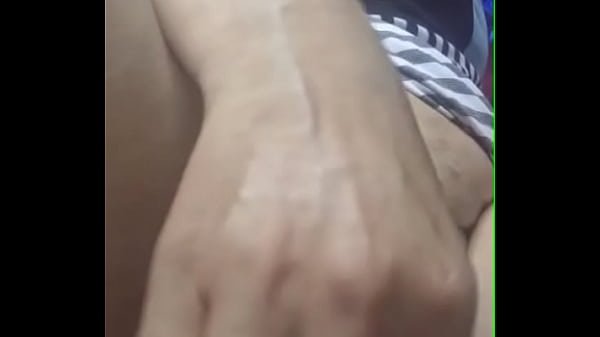 Sirvienta cachonda juega con su coño