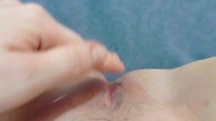 su coño se hincha al masturbarlo